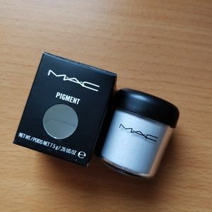 MAC Cosmetics Loose Pigment Powder in Lark About Pearl